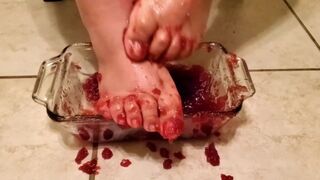 I Love Cranberry Sauce so Much, I Put my Feet in It! - Thanksgiving Food Play