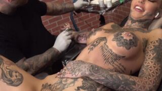 Amber Luke masturbate while getting tattooed