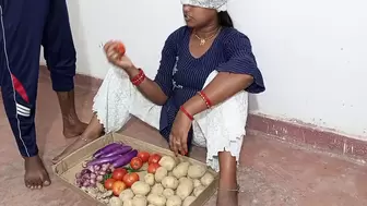 Sabji Bechne Aayi Jawan Ladki Ko Pese Ka Lalch Dekar Choda, Saf Hindi Aawaj Me - TopXXXPorn
