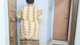 (ghar kee saphaee karate hue maa ko chodane ko majaboor) Indian Stepmom hammered while cleaning the house - Hindi Audio