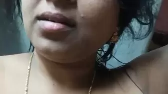 Tamil ponnu kinky talking with boobies showing clearly in Tamil South Indian bitch romance film calling for stepbrother