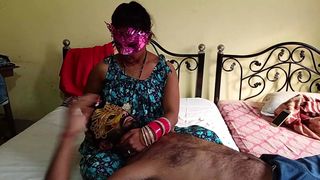 Dost ki Bahn Ko ghar Par Bulakar Pela- desi indian stepsister kissed and slammed.