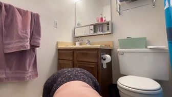 Stepmom Is in the Bathroom to Lick Your Morning Wood Oral Sex on Her Knees to Wake You up V215