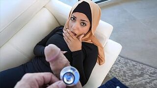 Filthy Rich Has an Easy Solution for The Hungry Babe During Her Fasting - Hijablust