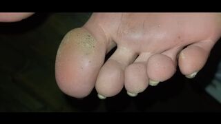 Eating toe jam between her filthy toes and climax on her soles