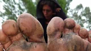 Young Homeless Girl Shows 0ff her Filthy Feet - 4k
